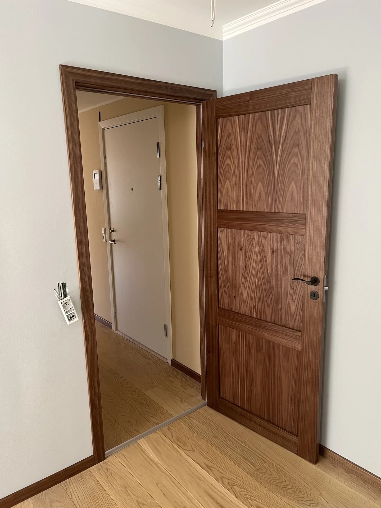 Indvendig trædør med matchende karm under en renovering