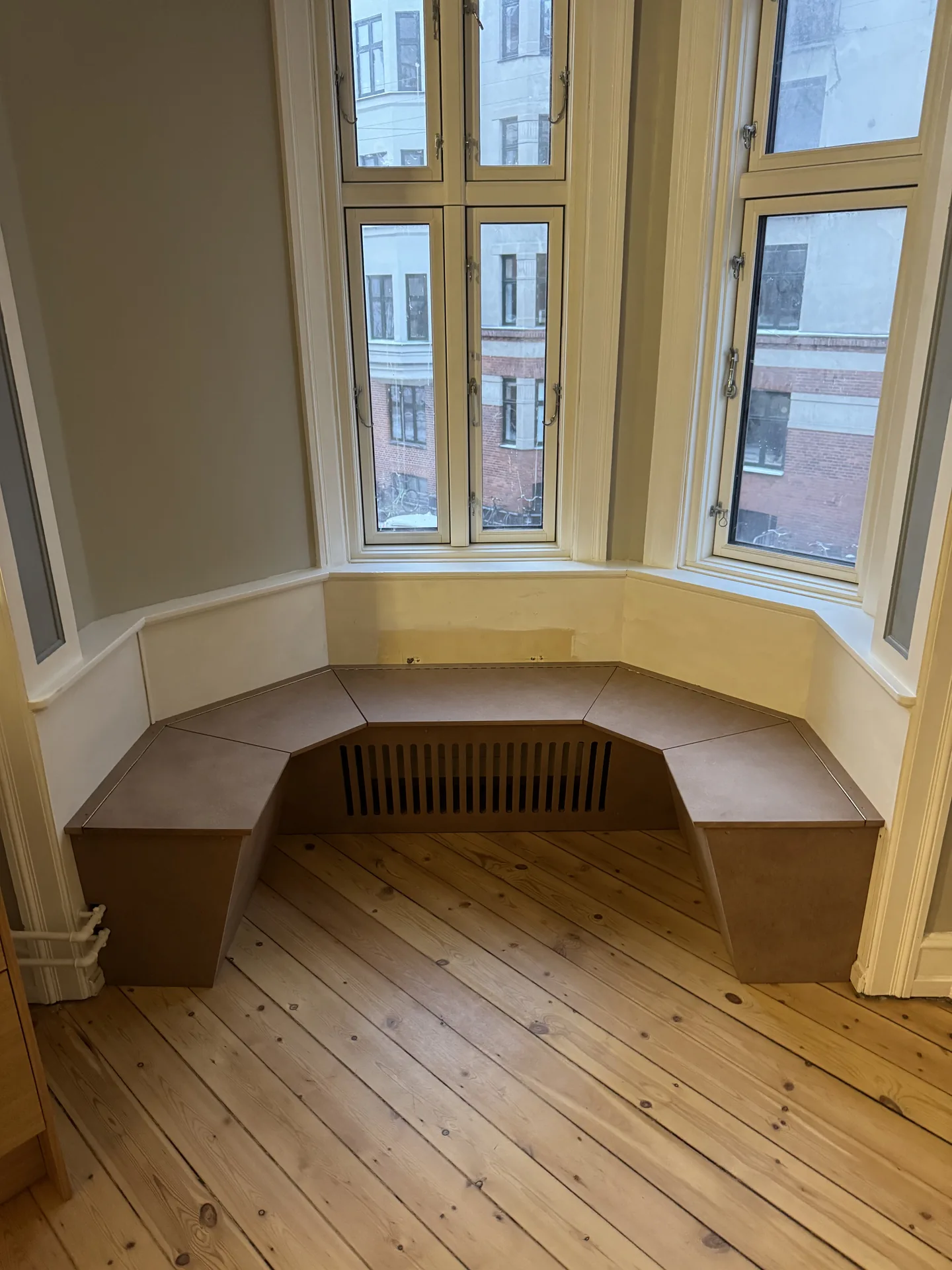 Specialtilpasset radiatorskjuler med bænk i en karnap før maling