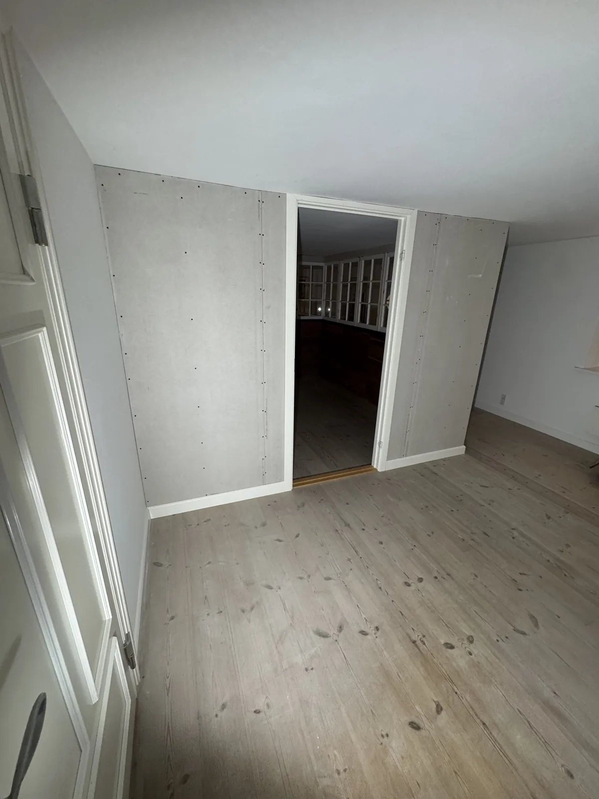 Ny skillevæg med døråbning og synlige pladesamlinger