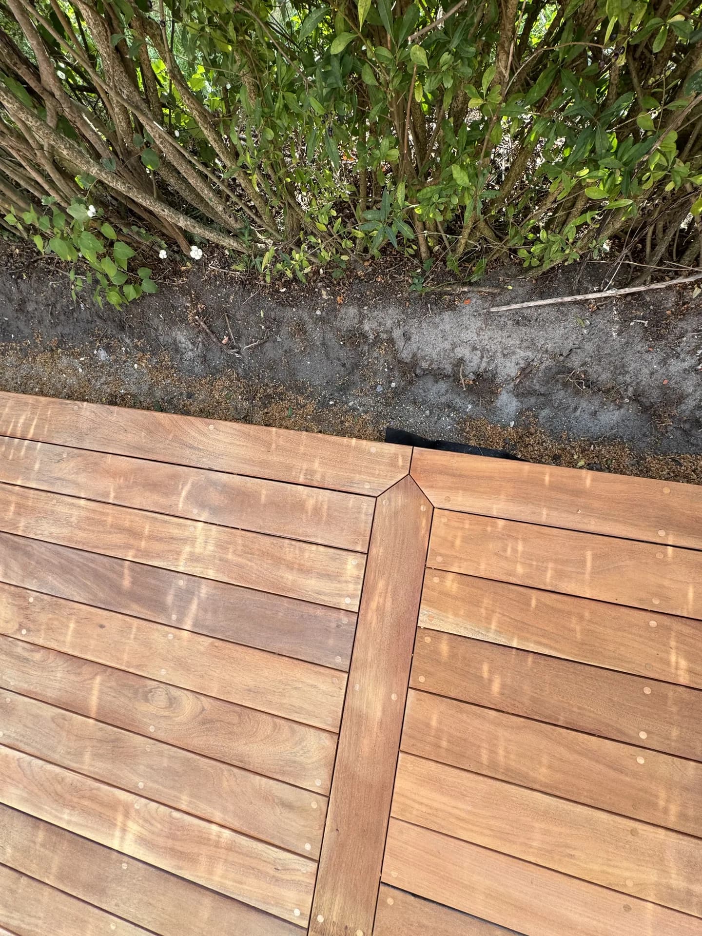 Detalje af en hjørnesamling på en træterrasse