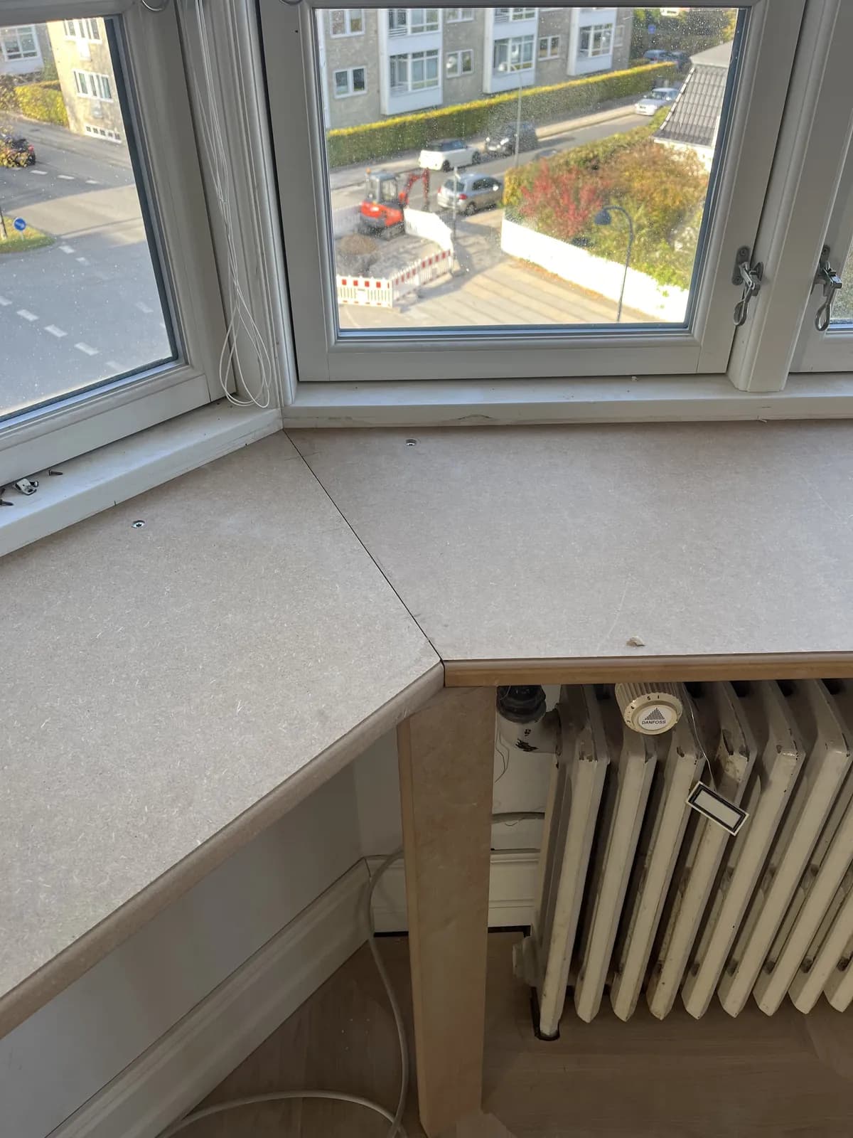 Samling mellem vinduesplader i en karnap under renovering