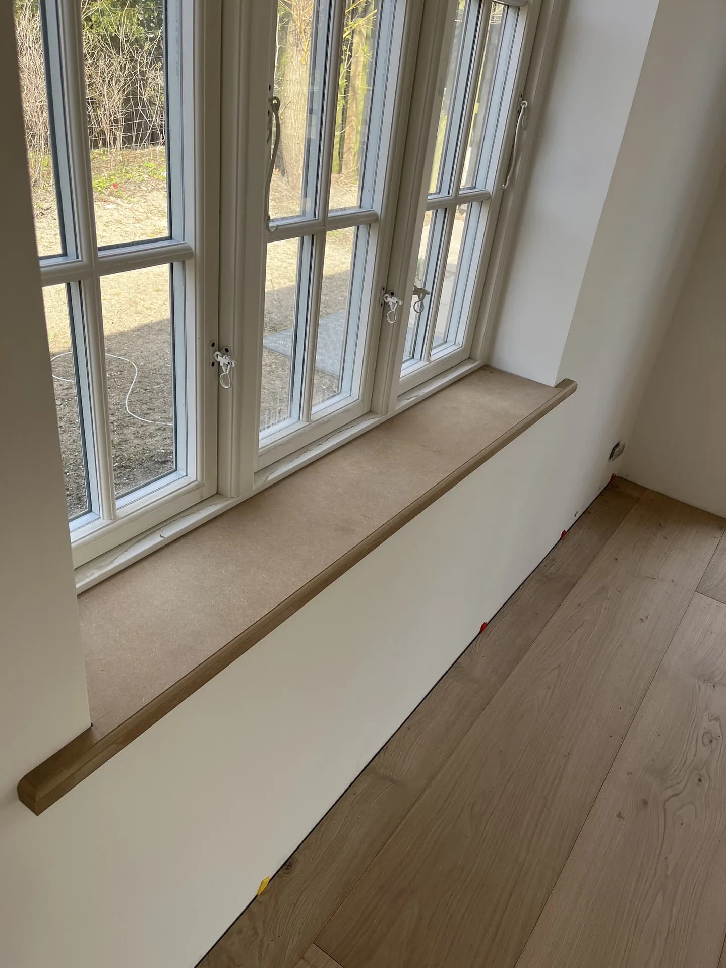 Tilpasset trævinduesplade ved hvide sprossevinduer